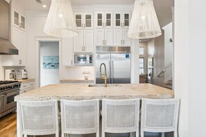 Maison, 6 chambres | Cuisine privée | Réfrigérateur, un four, cafetiÚre-théiÚre, grille-pain