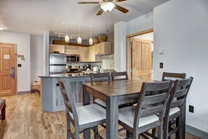 Condo, 2 quartos | Cozinha privada | Geladeira, fogão, cafeteira/chaleira, torradeira