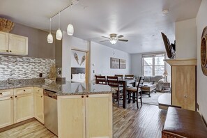 Condo, 2 habitaciones | Cocina privada | Refrigerador, horno, cafetera y tetera y tostadora