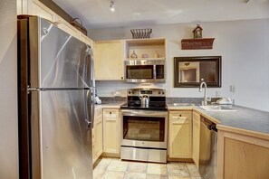 Condo, 1 Bedroom | Private kitchen | Fridge, oven, coffee/tea maker, toaster - Silver Mill 8253-1br-walk To Slopes! Kids Ski Free! 1 Bedroom Condo by RedAwning (Keystone)
