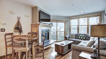 Condo, 2 Bedrooms | Interior