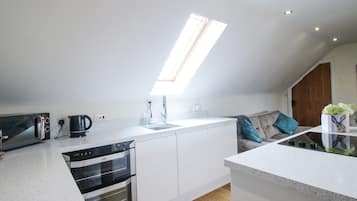 Cottage | Private kitchen | Fridge, electric kettle, toaster, cookware/dishes/utensils