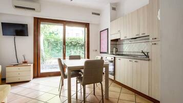 Frigorifero, forno, piano cottura, macchina per tè/caffè