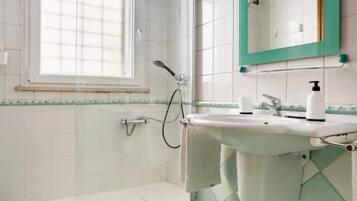 Doccia, asciugacapelli, bidet, asciugamani