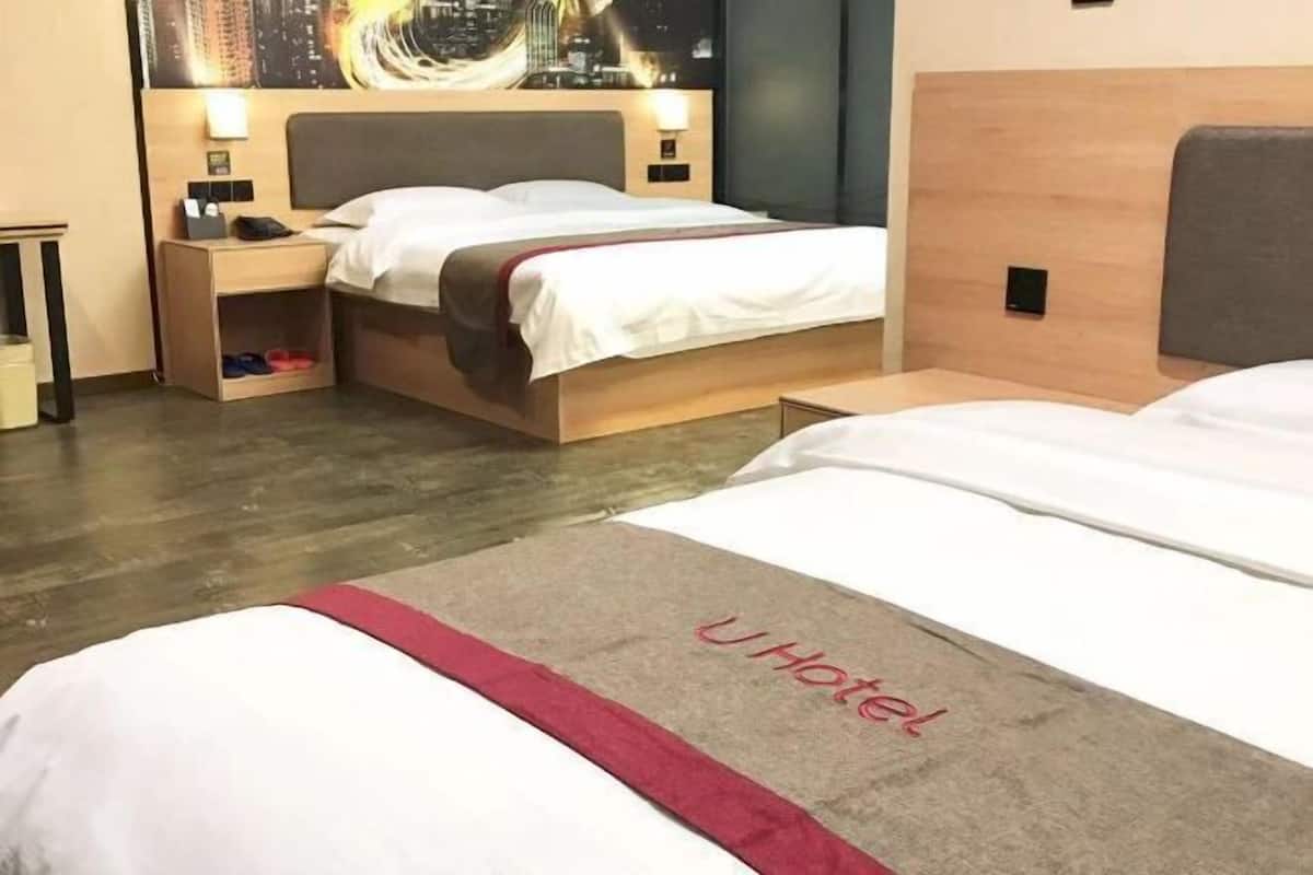Ein Hotelzimmer mit Bett, Nachttisch und Beistelltisch.
