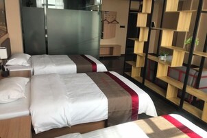 Habitación de hotel con dos camas, un armario, un espejo y una estantería de madera.
