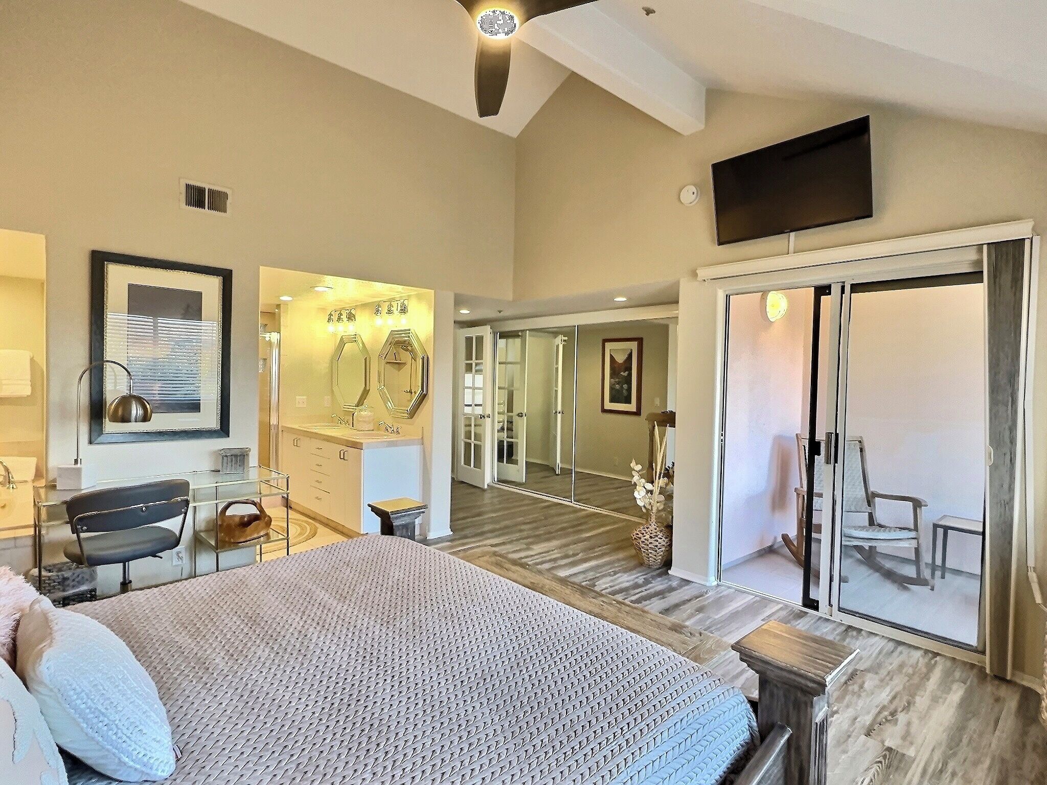 2 عدّة غرف نوم وواي فاي وملاءات أسرّة