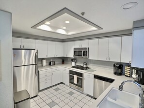 Geladeira, micro-ondas, lava-louças, cafeteira/chaleira