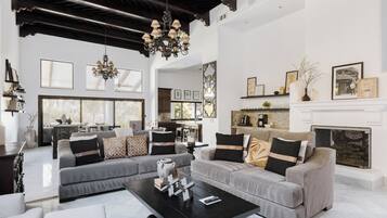 Fernseher, Kamin, Bücher