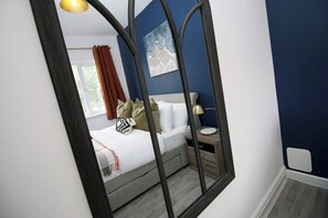 2 多间卧室、熨斗/熨衣板、上网接入、床单