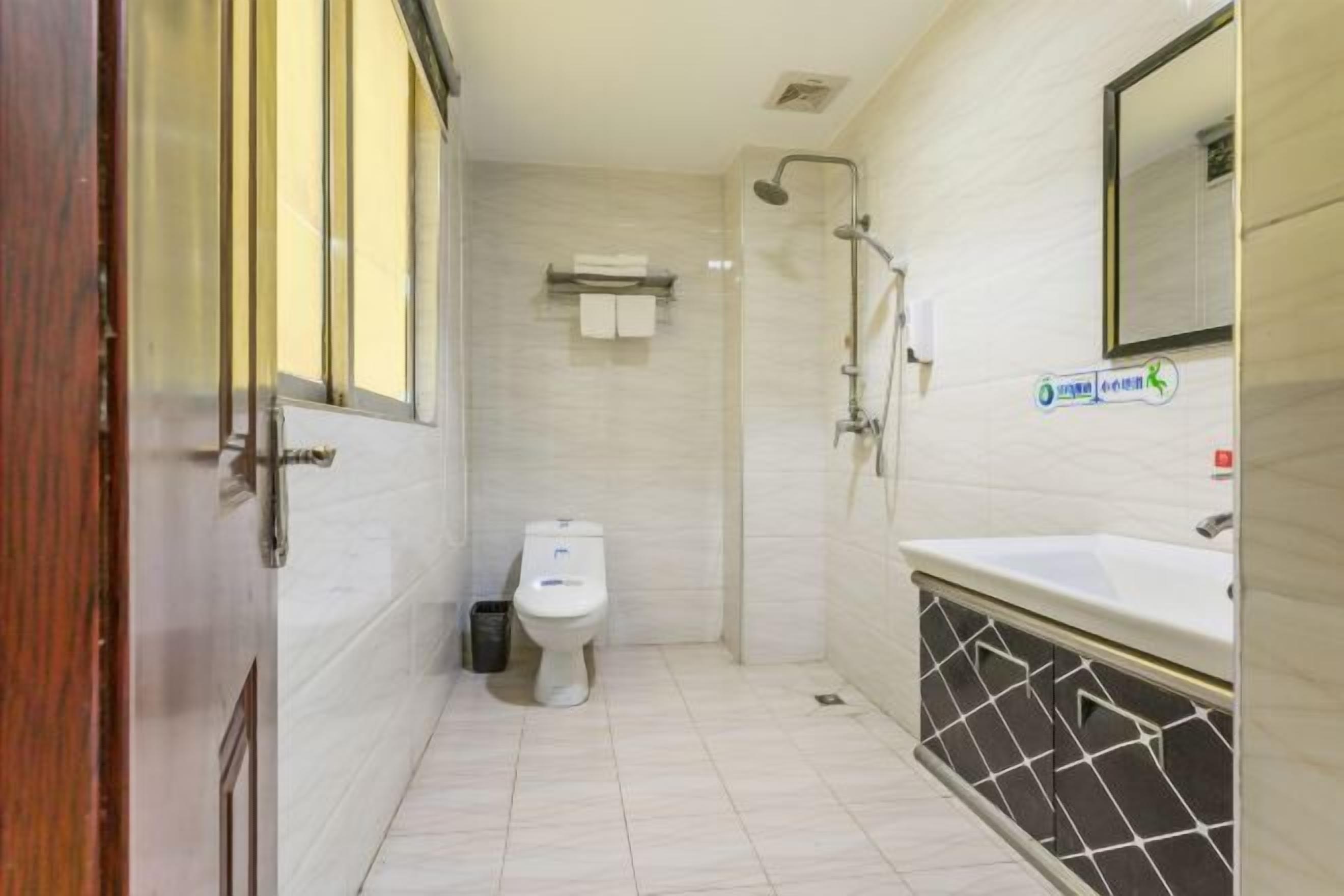 Un baño con inodoro, ducha y lavamanos.