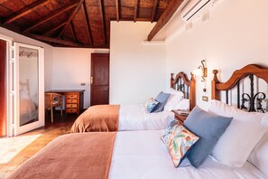 2 habitaciones, escritorio, tabla de planchar con plancha y wifi gratis 