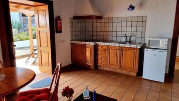 Een koelkast, een kookplaat, een waterkoker, een broodrooster