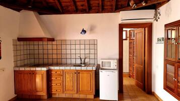 Frigorífico, placa de cocina, hervidor eléctrico y tostadora