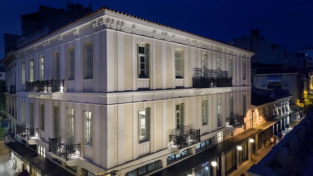 A multi-story building with classical architecture, featuring balconies and large windows. - Athinaidos Avant Garde Loft by K&K (Αθήνα)