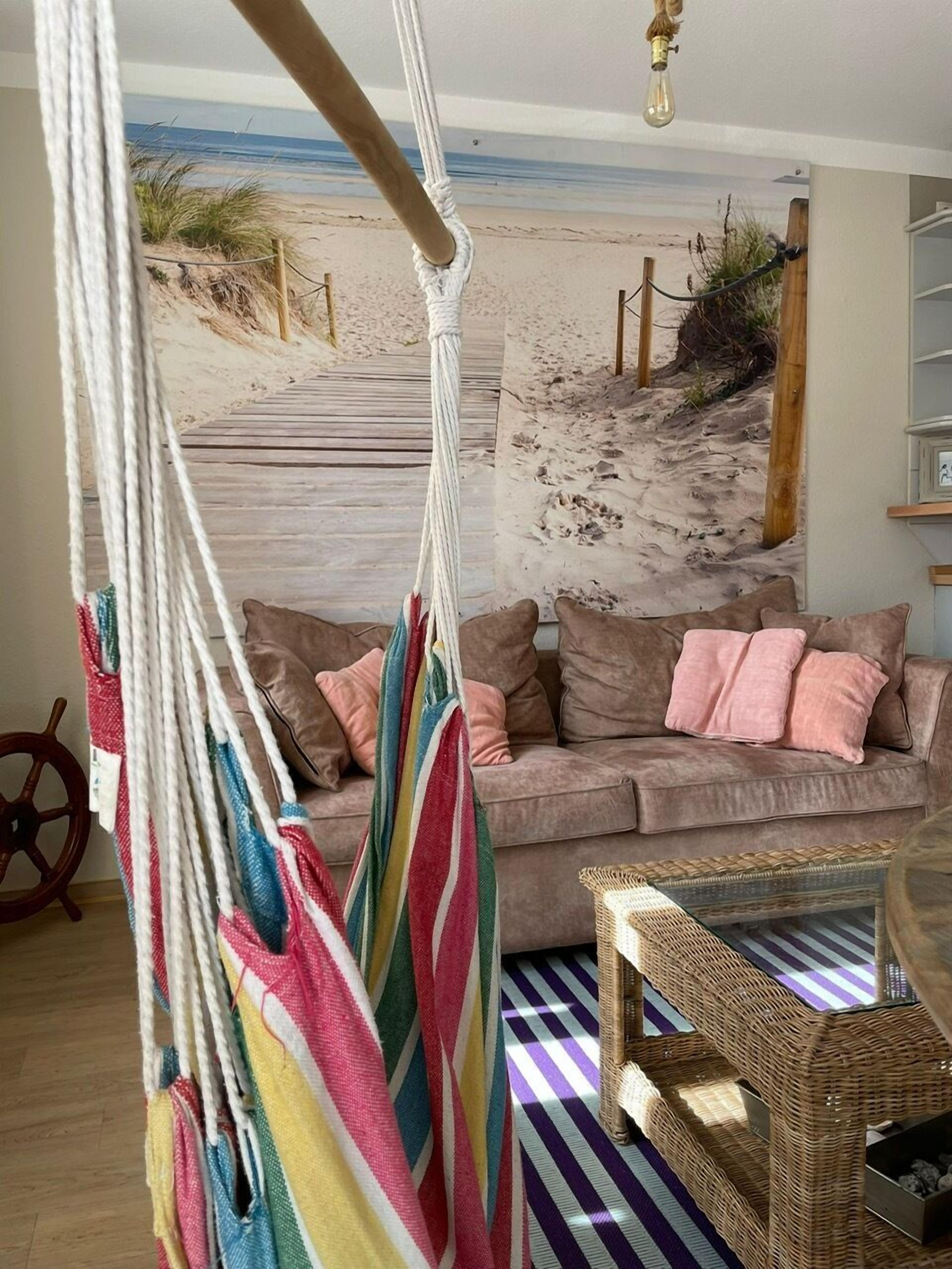 Familie suite | Woonruimte | Een 42-inch ledtelevisie met satellietzenders en een televisie