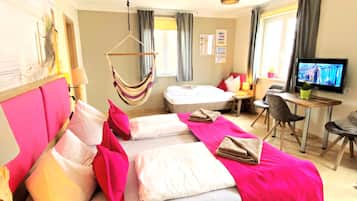 Værelse til 3 personer | Allergivenligt sengetøj, skrivebord, arbejdsområde til bærbare computere