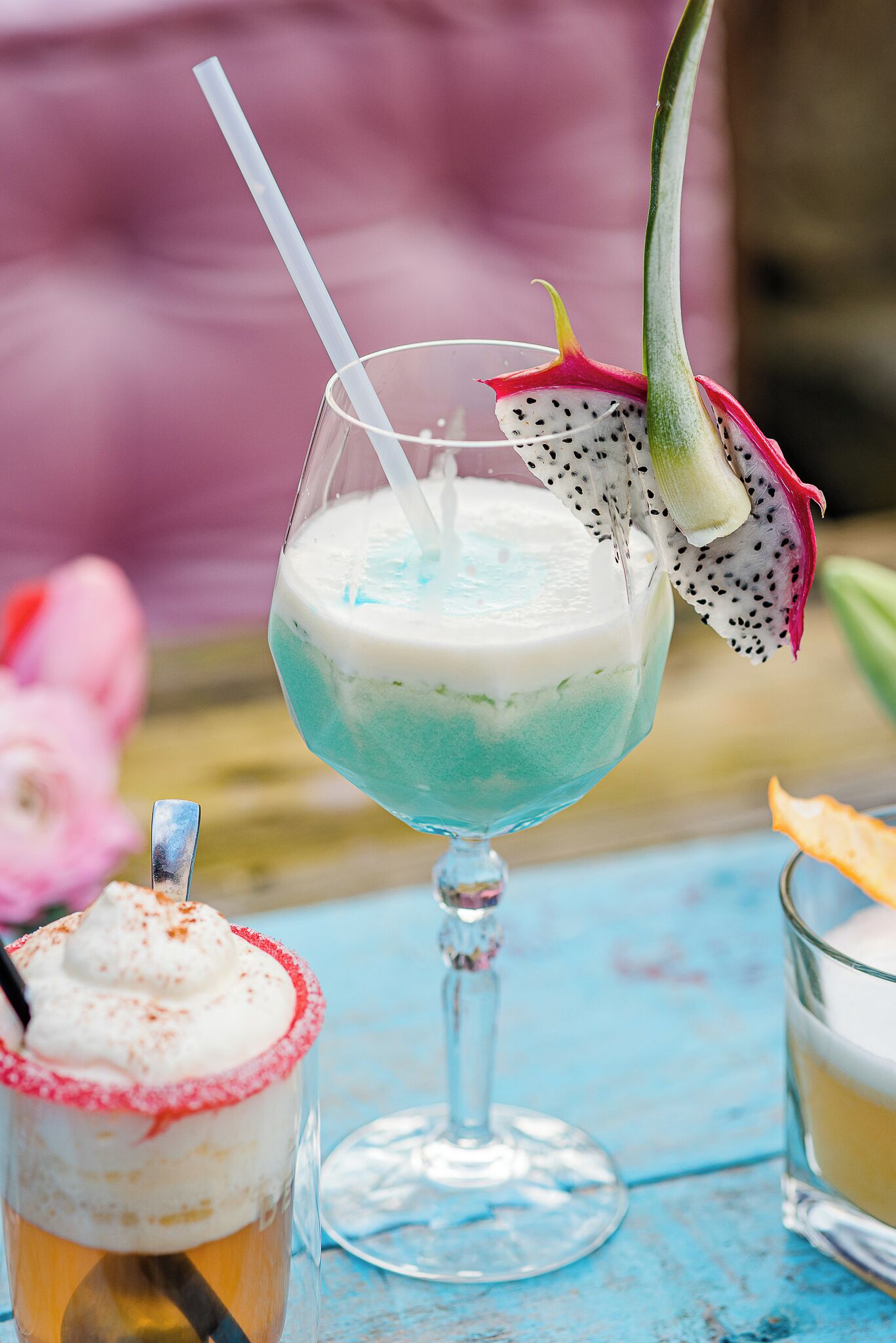 Un cocktail agrémenté d’un fruit du dragon, servi avec une paille et doté d’une texture crémeuse.