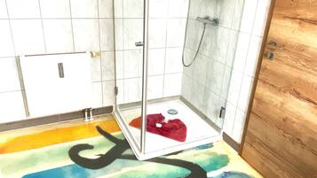 Dobbeltværelse | Badeværelse | Bruser, hårtørrer, håndklæder, Sæbe