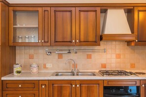 Kühlschrank, Mikrowelle, Herdplatte, Wasserkocher mit Kaffee-/Teezubehör