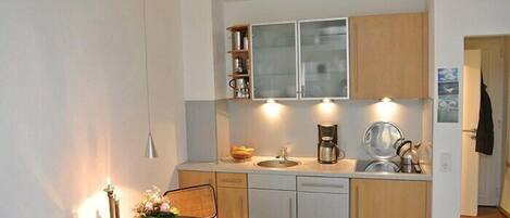 ثلاجة، موقد طهي مسطح، غسالة أطباق، ماكينة لصنع القهوة/الشاي