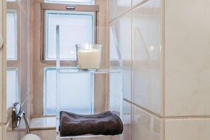 Dusche, Haartrockner, Handtücher