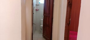 Suihku, pyyhkeet, saippua, vessapaperi