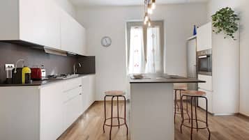 Fridge, oven, stovetop, dishwasher