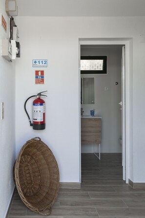 Interior - Chalet "Casa Do Boto" with Sea View, Private Terrace & Garden (Gaula)