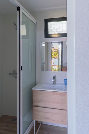 Badkar, hårtork och handdukar