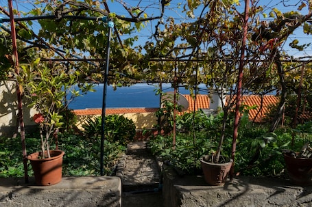 施設の敷地. Chalet "Casa Do Boto" with Sea View, Private Terrace & Garden