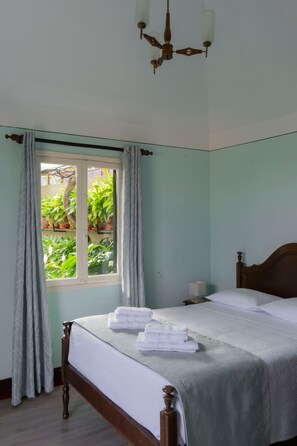 2 bedrooms, iron/ironing board, free WiFi, bed sheets - Chalet "Casa Do Boto" with Sea View, Private Terrace & Garden (Gaula)