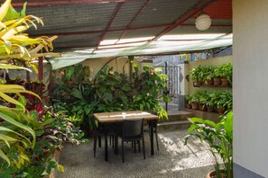Outdoor dining - Chalet "Casa Do Boto" with Sea View, Private Terrace & Garden (Gaula)