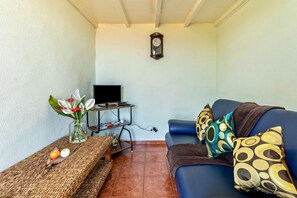 TV - Chalet "Casa Do Boto" with Sea View, Private Terrace & Garden (Gaula)