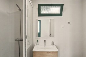 Bathtub, hair dryer, towels