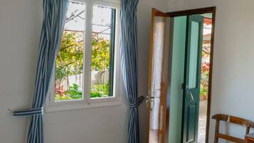 2 bedrooms, iron/ironing board, free WiFi, bed sheets