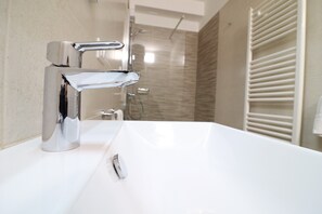 Dusche, Haartrockner, Handtücher