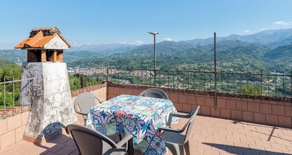 Ferienwohnung 'La Casa Di Anita' mit Blick von einer großen Panoramaterrasse auf die Berge
