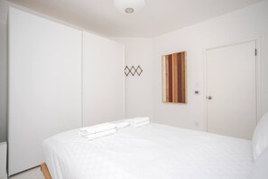 1 habitación y espacio para trabajar con laptop