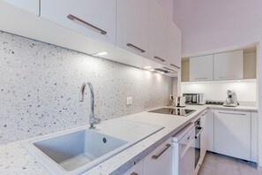 Kylskåp, mikrovågsugn, ugn och spishäll