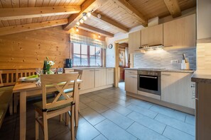 Fridge, oven, stovetop, dishwasher - Apartment "Ferienhaus Pichlerhof" with Mountain View, Shared Garden & Wi-Fi (Fundres)