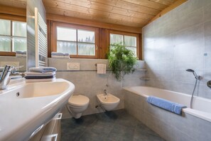 Badkar, hårtork och handdukar