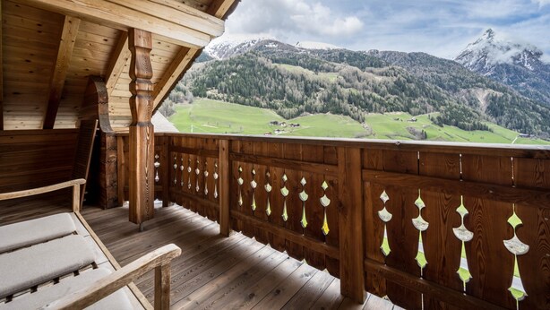 A wooden balcony with a view of a mountainous landscape. - Apartment "Ferienhaus Pichlerhof" with Mountain View, Shared Garden & Wi-Fi (Fundres)