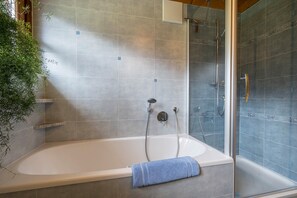 Bathtub, hair dryer, towels - Apartment "Ferienhaus Pichlerhof" with Mountain View, Shared Garden & Wi-Fi (Fundres)