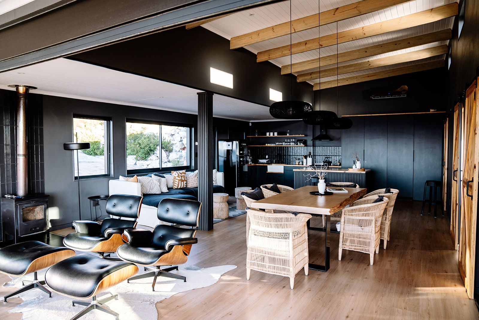 Un interior moderno con comedor, cocina y zona de estar.
