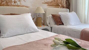 5 quartos, escrivaninha, ferros/tábuas de passar roupa, berço de viagem