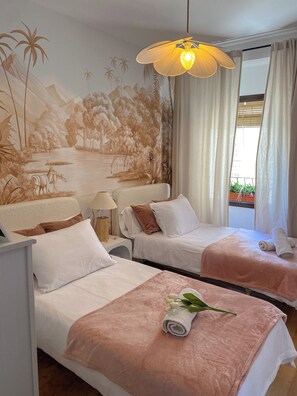 5 bedrooms, desk, iron/ironing board, travel crib