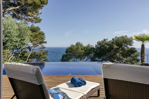 Holiday Home 'Blueview' with Beautiful Sea View, Fireplace and Whirlpool