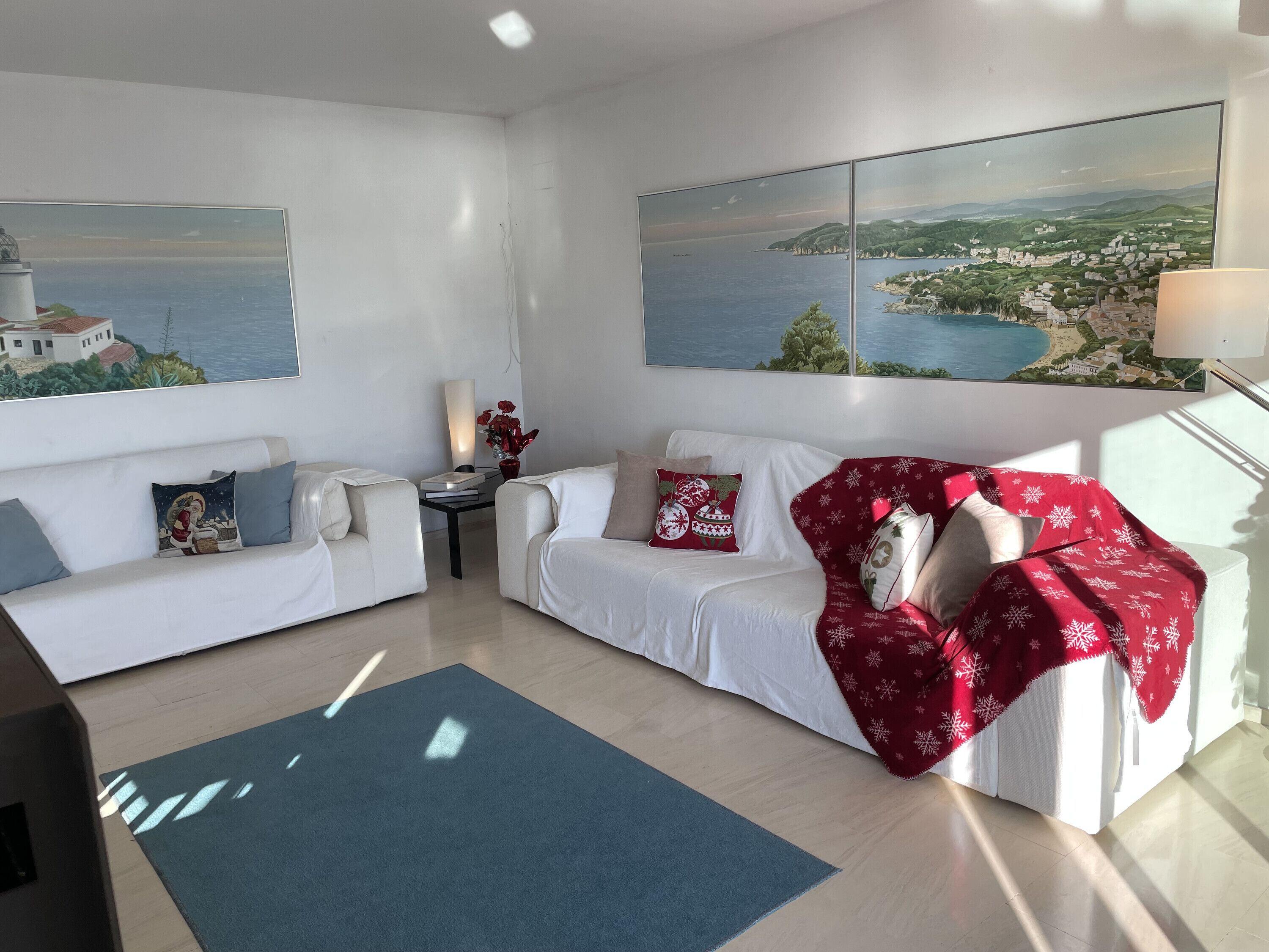 Tv, eldstad och en stereo