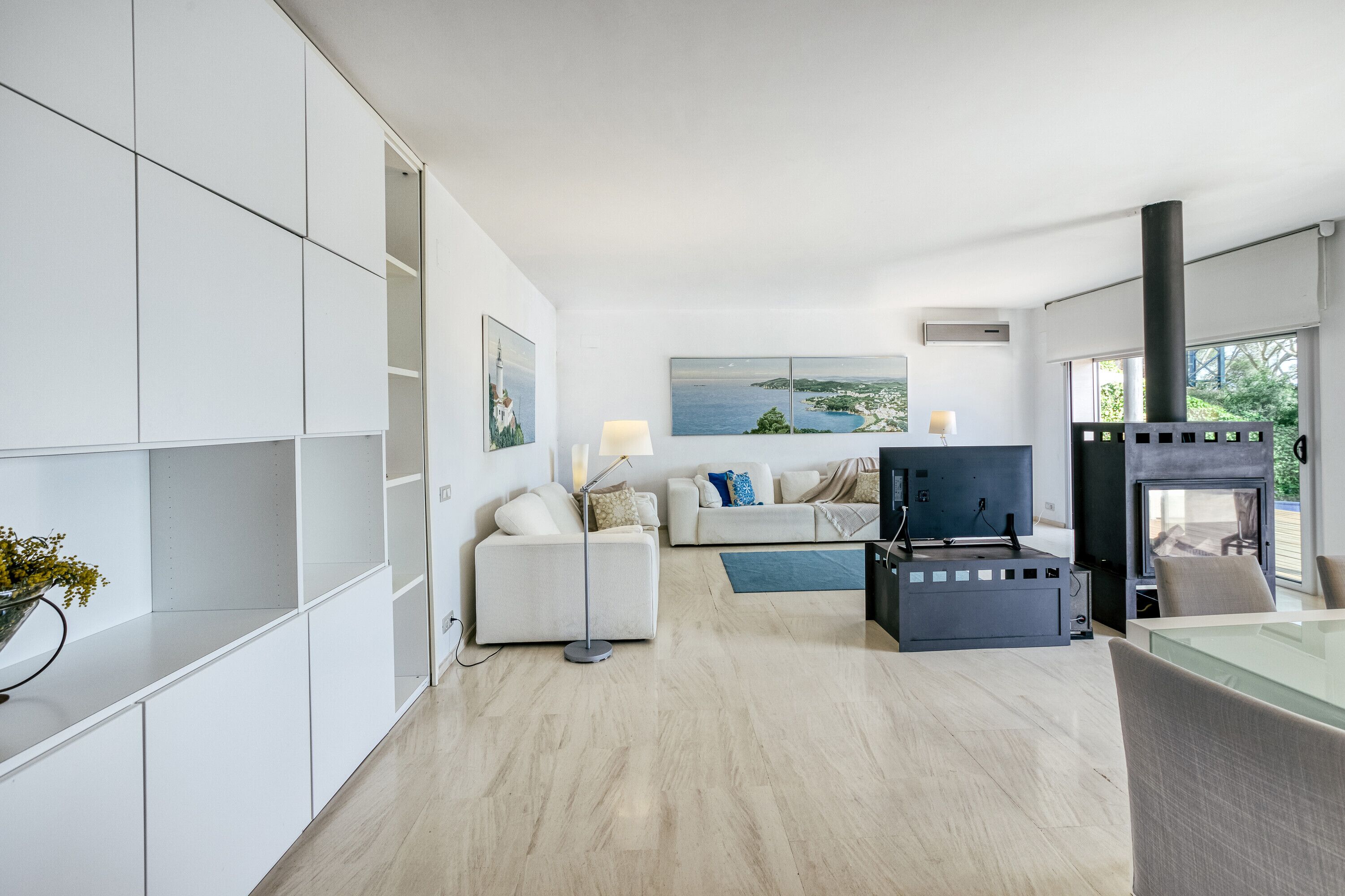 Televisión, chimenea y estéreo 